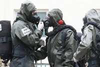 Lính Hàn Quốc chuẩn bị phun khử khuẩn tại thành phố Daegu hôm 9/3. Ảnh: AFP.