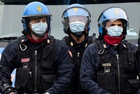 Cảnh sát chống bạo động bên ngoài nhà tù ở thành phố Modena, Italy hôm 9/3. Ảnh: AFP.