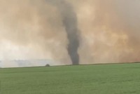 Vòi rồng lửa hút khói và tro bụi trong đám cháy