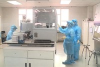 Xét nghiệm sàng lọc mẫu bệnh phẩm của các trường hợp nghi ngờ đến từ vùng dịch COVID-19 tại Trung tâm kiểm soát bệnh tật thành phố Hà Nội. (Ảnh: TTXVN/Vietnam+).