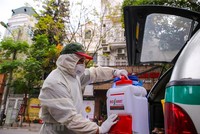 Hà Nội tiến hành phun khử trùng ngăn dịch. (Ảnh: Minh Sơn/Vietnam+).