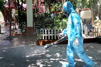 Phun thuốc sát khuẩn khu vực các trường hợp mắc COVID-19 tại tỉnh Bình Thuận đã tiếp xúc. (Ảnh: Nguyễn Thanh/TTXVN).