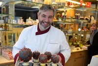 Trứng Phục sinh chocolate hình virus Corona