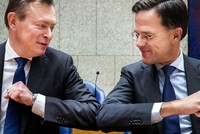 Thủ tướng Hà Lan Mark Rutte (phải) cụng khuỷu tay chào hỏi với Bộ trưởng chăm sóc y tế Bruno Bruins giữa bối cảnh dịch bệnh, vào ngày 10/3. Ảnh: Theatlantic.