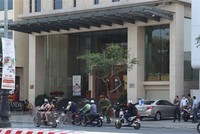 Lực lựơng chức năng tiến hành phong tỏa khách sạn Vanda (đường Nguyễn Văn Linh, quận Hải Châu, thành phố Đà Nẵng) nơi 2 du khách người Anh nhiễm virus SARS-CoV-2 lưu trú. (Ảnh: Văn Dũng/TTXVN).