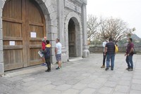 Khách tham quan đọc thông báo khi đến khu di tích. (Ảnh: Thùy Dung/TTXVN).