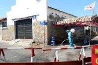 Khu vực cách ly được phun xịt khử khuẩn 2 lần/ ngày. (Ảnh: Nguyễn Thanh/TTXVN).