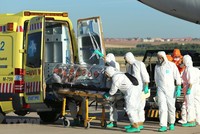 Chuyển bệnh nhân nhiễm COVID-19 tới bệnh viện Carlos III ở Tây Ban Nha. (Ảnh: AFP/TTXVN).