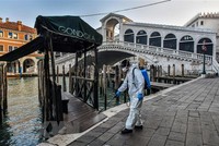 Phun khử trùng nhằm ngăn chặn sự lây lan của dịch COVID-19 tại Venice, Italy. (Ảnh: AFP/TTXVN).