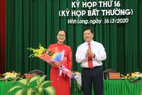 Bí thư Tỉnh ủy Vĩnh Long Trần Văn Rón chúc mừng đồng chí Nguyễn Thị Quyên Thanh.