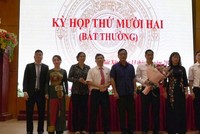 Ông Nguyễn Trung Triều (áo trắng) nhận hoa chúc mừng.