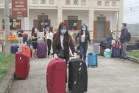 Công dân hoàn thành thời gian cách ly tập trung rời Trung đoàn 855 trở về địa phương. (Ảnh: Thùy Dung/TTXVN).