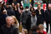 Người dân trên đường phố trung tâm London hôm 14/3. Ảnh: AFP.