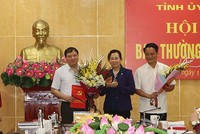 Bí thư Tỉnh ủy Hà Nam Lê Thị Thủy trao quyết định và chúc mừng đồng chí Lê Hồng Quân và đồng chí Đào Đình Tùng.