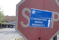 Bảng chỉ dẫn đường đến khu xét nghiệm COVID-19 trước cửa một bệnh viện tại thành phố Cape Town, Nam Phi. (Ảnh: Phi Hùng/TTXVN).