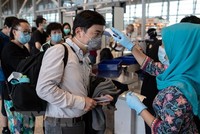 Kiểm tra thân nhiệt tại sân bay quốc tế Kuala Lumpur, Malaysia. (Nguồn: AFP/TTXVN).