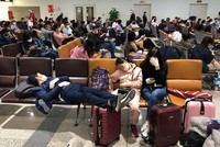 Hành khách chờ ở nhà ga T2 trước khi vào khu cách ly tập trung sáng 18/3