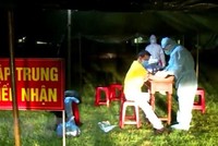 Ông T.Q.H ở xã Quảng Châu, huyện Quảng Trạch, Quảng Bình được kiểm tra y tế và cách ly tập trung sau khi tiếp xúc gần với bệnh nhân Covid-19 số 51. (Ảnh: Võ Dung/TTXVN).