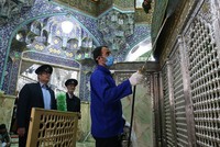 Nhân viên vệ sinh khử trùng đền thờ Masumeh ở thành phố Qom, Iran hôm 25/2. Ảnh: AFP.
