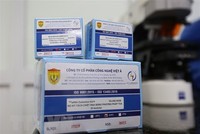 Bộ kit định tính SARS-CoV-2 do Học viện Quân y chủ trì, phối hợp với Công ty Cổ phần Công nghệ Việt Á nghiên cứu và sản xuất. (Ảnh: Dương Giang/TTXVN).