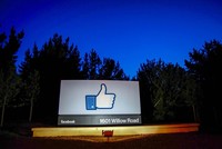 Biểu tượng nút like ở trụ sở Facebook, Menlo Park, California, Mỹ. (Nguồn: Getty Images).