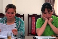 Nguyễn Thị Hồng Tươi và Nguyễn Thị Lan tường trình sự việc tại trụ sở Công an huyện Than Uyên (Lai Châu). (Ảnh: TTXVN phát).