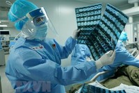 Bác sỹ kiểm tra hình chụp CT phổi của bệnh nhân nhiễm COVID-19 tại bệnh viện dã chiến ở Vũ Hán, tỉnh Hồ Bắc, Trung Quốc, ngày 17/3/2020. (Ảnh: THX/TTXVN).