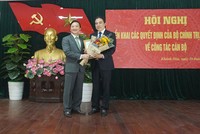 Đồng chí Nguyễn Khắc Định trao quyết định và chúc mừng đồng chí Nguyễn Khắc Toàn.