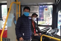 Tài xế và nhân viên phụ xe buýt tại Hà Nội đeo khẩu trang phòng chống dịch COVID-19. (Ảnh: CTV/Vietnam+).