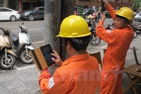 Nhân viên ngành điện ghi chỉ số côngtơ của khách hàng. (Nguồn: Đức Duy/Vietnam+).