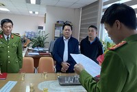 Nghi can Nguyễn Ngọc Đính (thứ hai từ trái sang) bị tạm ngày 19/3.