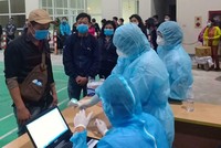 Lao động trở về từ Lào được kiểm tra sức khỏe tại Cửa khẩu quốc tế Cầu Treo hôm 20/3. Ảnh: Đ.H.