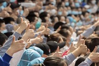 Nhân viên y tế từ Hà Nam đưa ngón tay cái lên Vũ Hán trước khi rời thành phố vào thứ Năm 19/3. (Nguồn: Tân Hoa Xã).