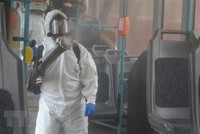Khử trùng nhằm ngăn ngừa dịch COVID-19 trên xe điện ở Saint Petersburg, Nga. (Ảnh: AFP/TTXVN).