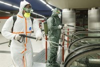 Công nhân phun khử trùng tại Ga tàu điện ngầm Nuevos Ministryios ở Madrid, Tây Ban Nha hôm 20/3. Ảnh: AFP.