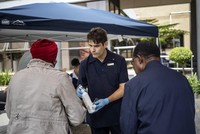 Khử trùng tay tại một cơ sở y tế tại thủ đô Pretoria, Nam Phi. (Ảnh: Trương Phi Hùng/TTXVN).