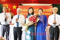 Lãnh đạo Tỉnh ủy, HĐND, UBND tỉnh Bình Phước chúc mừng đồng chí Huỳnh Thị Hằng.