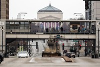 Cảnh vắng lặng trên đường phố Roosevelt trong ngày đầu tiên thực hiện khuyến nghị 'an toàn hơn là nên ở nhà' tại Chicago, bang Illinois, Mỹ. (Ảnh: THX/TTXVN).