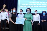 Đại diện Tập đoàn Vạn Thịnh Phát (trái) trao tượng trưng số tiền ủng hộ cho Ủy ban Mặt trận Tổ quốc Việt Nam trong lễ phát động ủng hộ công tác phòng, chống dịch COVID-19 và ủng hộ đồng bào bị hạn hán, xâm nhập mặn. (Ảnh: TTXVN).
