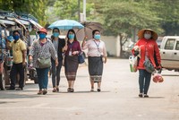 Người dân đeo khẩu trang nhằm ngăn chặn sự lây lan của dịch COVID-19 tại thủ đô Vientiane, Lào ngày 23/3/2020. (Ảnh: THX/TTXVN).