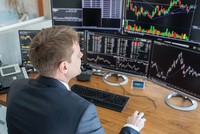 Chứng khoán “thoát tối” nhờ hy vọng về thuốc điều trị Covid-19