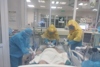 Các bác sĩ tiến hành đặt nội khí quản để đặt thở máy cho bệnh nhân mắc Covid-19 diễn tiến nặng lên. Ảnh: H.P.