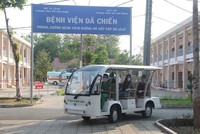 4 bệnh nhân được bác sĩ đưa bằng xe điện từ khu cách ly Bệnh viện dã chiến Củ Chi ra ngoài.