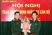 Thay mặt Bộ Quốc phòng, Thiếu tướng Nguyễn Hồng Thái, Tư lệnh Quân khu 1 trao quyết định cho Thiếu tướng Nguyễn Đăng Bảo.