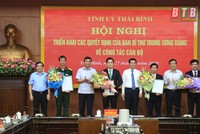 Lãnh đạo tỉnh Thái Bình trao quyết định và chúc mừng các cán bộ được Ban Bí thư Trung ương Đảng chuẩn y chức vụ mới.