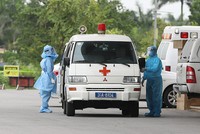 Xe cấp cứu vận chuyển bệnh nhân nCoV tại Bệnh viện Bệnh nhiệt đới Trung ương.