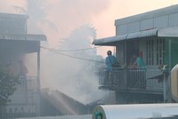 Đám cháy với cột khói cao bao trùm và lan ra cả các khu nhà liền kề của phường Mỹ Bình, thành phố Long Xuyên (An Giang). (Ảnh: Công Mạo/TTXVN).