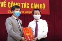 Ông Ngô Hạnh Phúc (trái) nhận quyết định điều động, bổ nhiệm giữ chức Giám đốc Sở Tài chính.