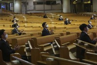 Tín đồ giữ khoảng cách ở một nhà thờ tại Seoul hôm 29/3. Ảnh: AP.