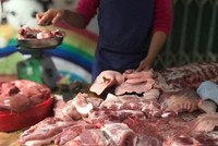 Một quầy thịt heo tại chợ Hà Đông (Hà Nội) ngày 30/3.